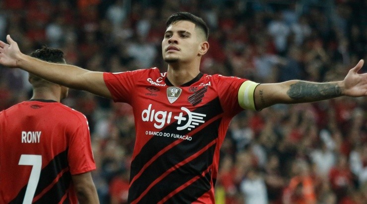 Foto: Gabriel Machado/AGIF - Bruno Guimarães foi vendido pelo Athletico para o Lyon, em 2020