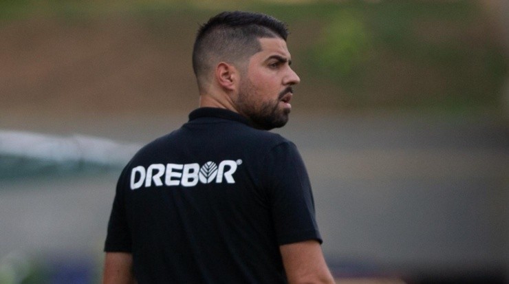 Foto: Gil Gomes/AGIF - António Oliveira enfrentou o Coxa na última rodada do BR.