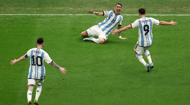 Foto: Alex Pantling/Getty Images - Momento em que Di María marcou seu gol na decisão.
