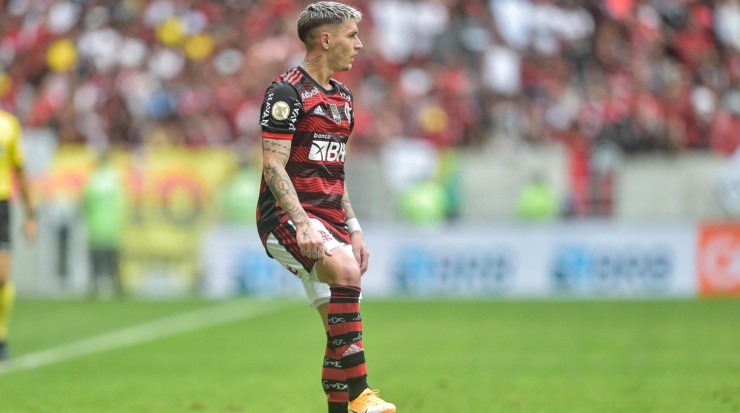 Foto: Thiago Ribeiro/AGIF - Varela: lateral será comprado pelo Flamengo