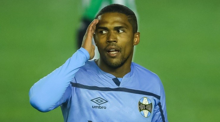 Foto: Pedro H. Tesch/AGIF - Douglas Costa trouxe muitas dores de cabeça ao Grêmio. Foto: Pedro H. Tesch/AGIF - Douglas Costa trouxe muitas dores de cabeça ao Grêmio.