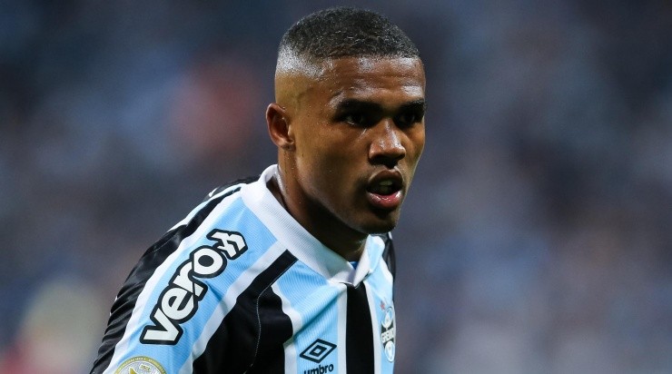 Foto: Pedro H. Tesch/AGIF - Douglas Costa teria reunião marcada com o Flamengo.