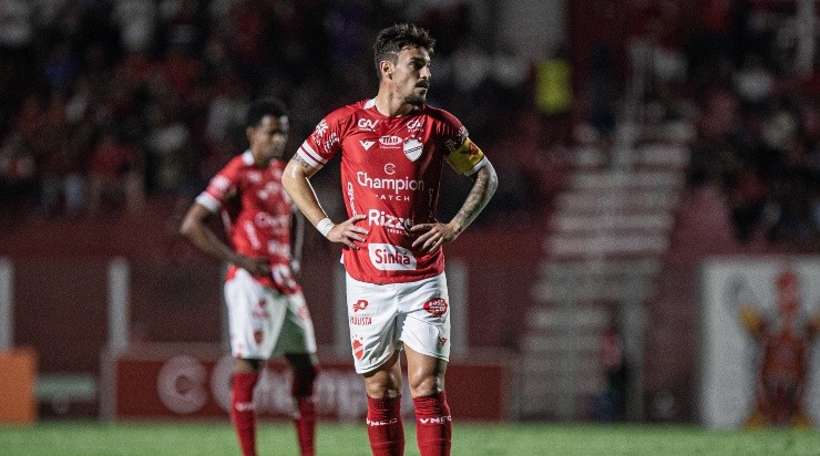 Foto: Isabela Azine/AGIF - Arthur Rezende chegou a ser capitão do Vila Nova.