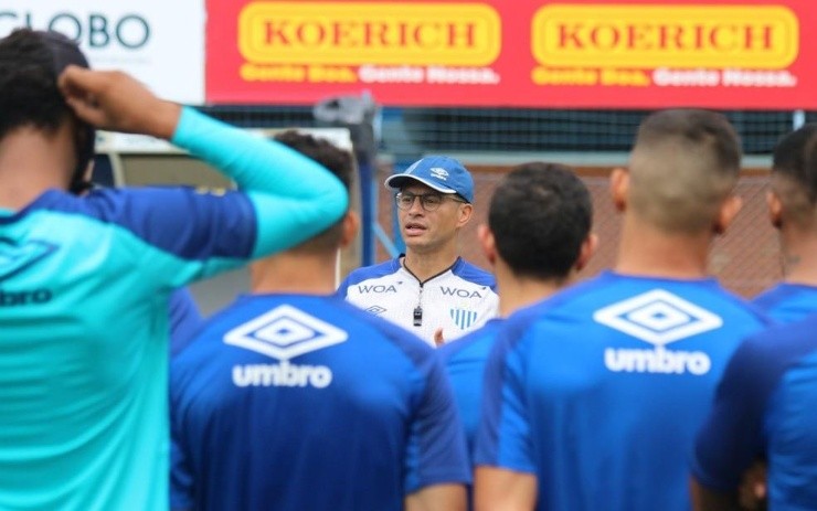 Foto: Reprodução/Rafael Xavier/Avaí FC – Alex comandando o primeiro treino pelo Avaí