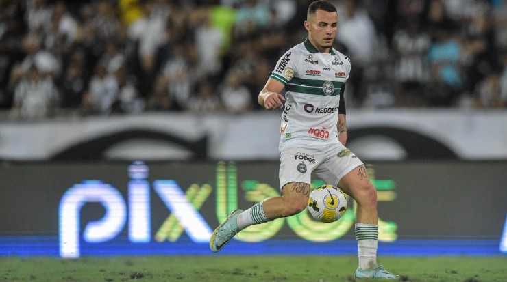 Foto: Thiago Ribeiro/AGIF - Bruno Gomes: volante atuou pelo Coritiba em 2022