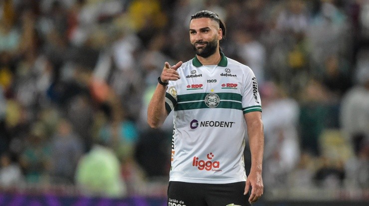 Foto: Thiago Ribeiro/AGIF - Contrato de Léo com o Coxa se encerra somente no dia 31 de dezembro. Foto: Thiago Ribeiro/AGIF - Contrato de Léo com o Coxa se encerra somente no dia 31 de dezembro.