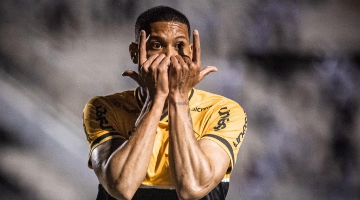 Foto: Diogo Reis/AGIF - Comemoração tradicional do atacante após os gols marcados.