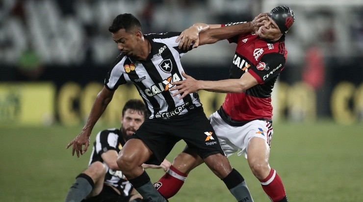 Foto: André Mourão/AGIF - Jonas em lance com Rodrigo Lindoso em clássico contra o Botafogo.