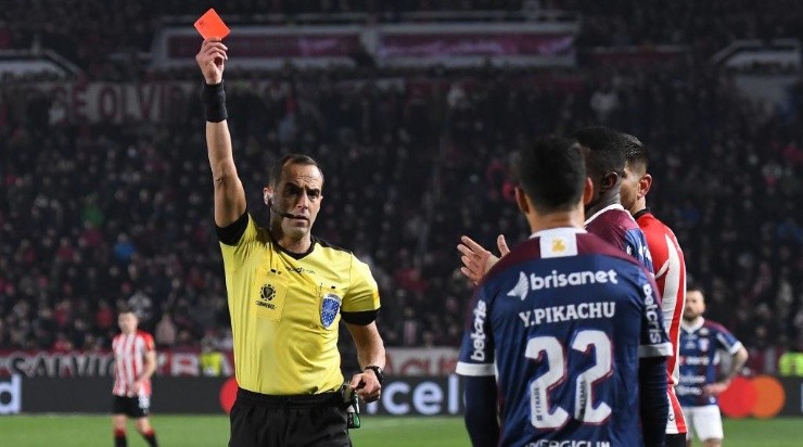 Yago Pikachu foi expulso contra o Estudiantes e não pdoerá encarar o Deportivo Maldonado. Foto:Marcelo Endelli/Getty Images