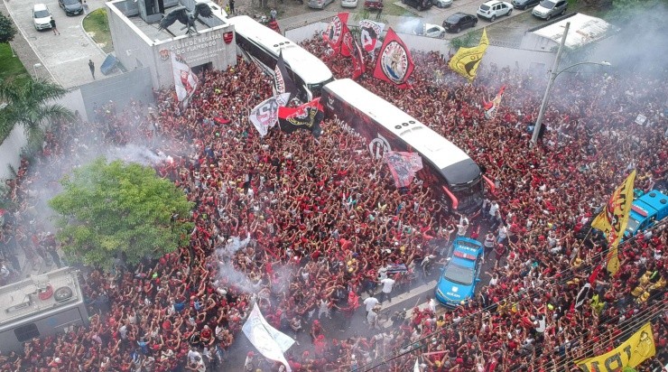 Foto: Allan Carvalho/AGIF - Festa do Rubro-Negro após conquistar as taças no mesmo fim de semana.