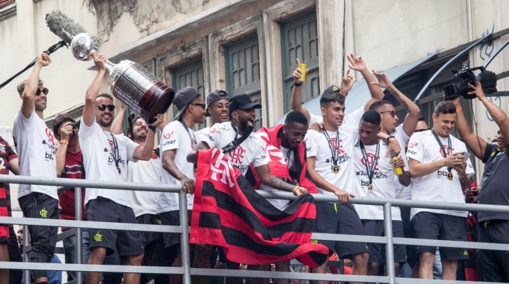 Foto: Bárbara Dias/AGIF - Elenco comemorando a conquista no trio elétrico.