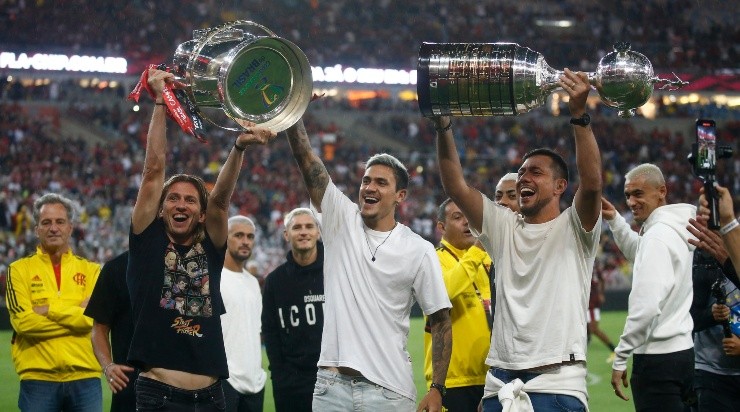 Foto: Wagner Meier/Getty Images - Filipe Luís e Pedro mostrando as taças para o torcedor Rubro-Negro. 