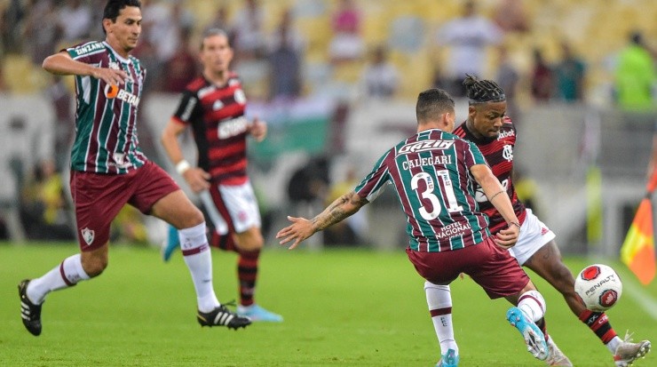 Foto: Thiago Ribeiro/AGIF - Calegari em ação no clássico contra o Flamengo.