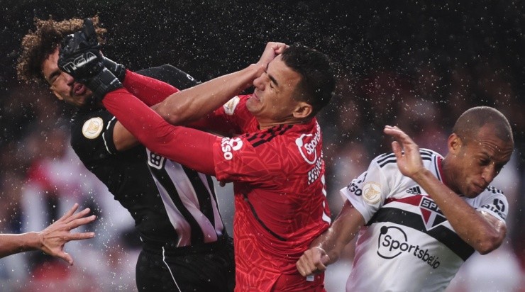 Foto: Ettore Chiereguini/AGIF - Felipe Alves em lance com Adryelson.