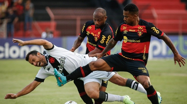 Foto: Paulo Paiva/AGIF - Eduardo em disputa de bola com Nenê.