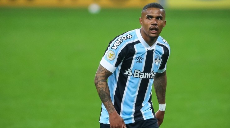 Foto: Pedro H. Tesch/AGIF - Douglas Costa: meia-atacante quer retornar ao Grêmio