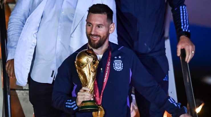 Foto: Marcelo Endelli/Getty Images - Messi desembarcando na Argentina após o título no Catar.