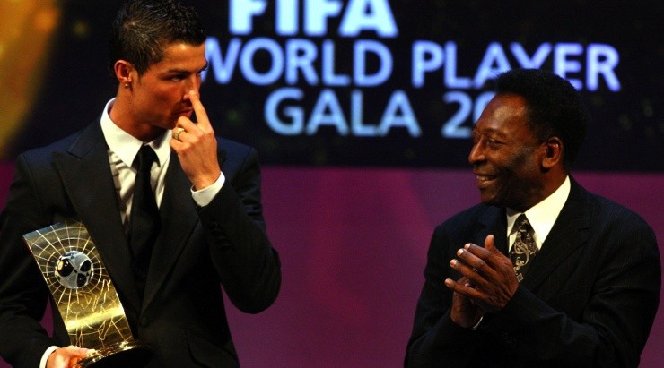 Foto: John Gichigi/Getty Images - Pelé entregando o primeiro prêmio de melhor do mundo para CR7.