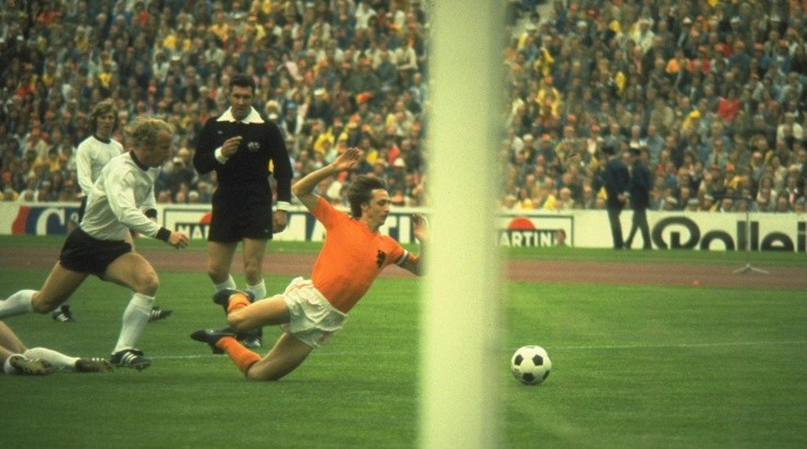 Foto: Allsport UK /Allsport - Cruyff em ação na Copa do Mundo de 1974.