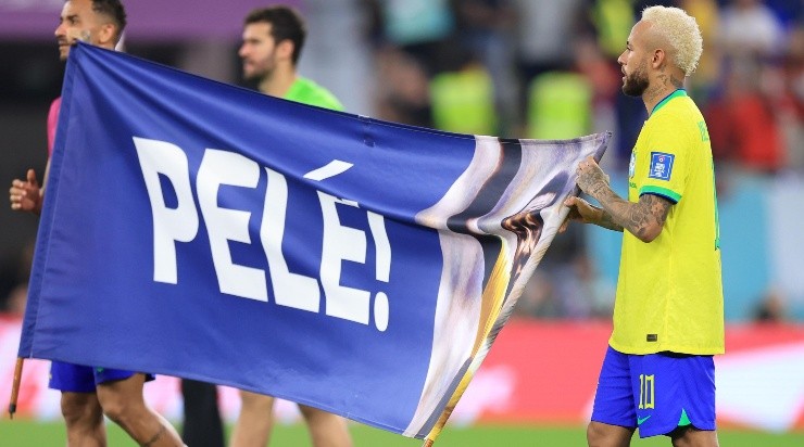 Foto: Buda Mendes/Getty Images - Neymar desejando forças a Pelé durante a última Copa.