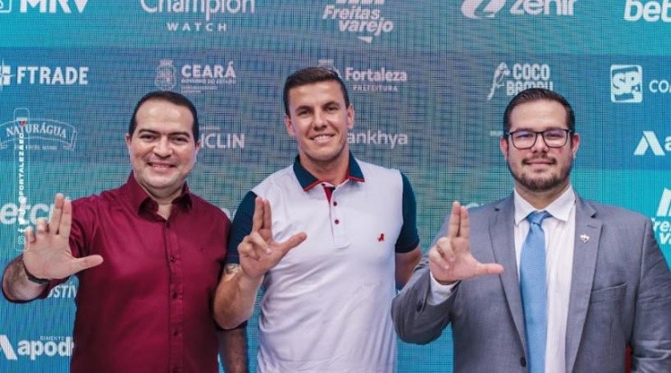 Foto: Karim Georges/Fortaleza EC - Momento da apresentação do ex-goleiro. Foto: Karim Georges/Fortaleza EC - Momento da apresentação do ex-goleiro.