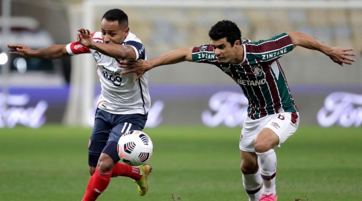 Foto: Antonio Lacerda - Pool/Getty Images - Matheus Gonçalves atuando pelo Cerro Porteño (PAR) em 2021.