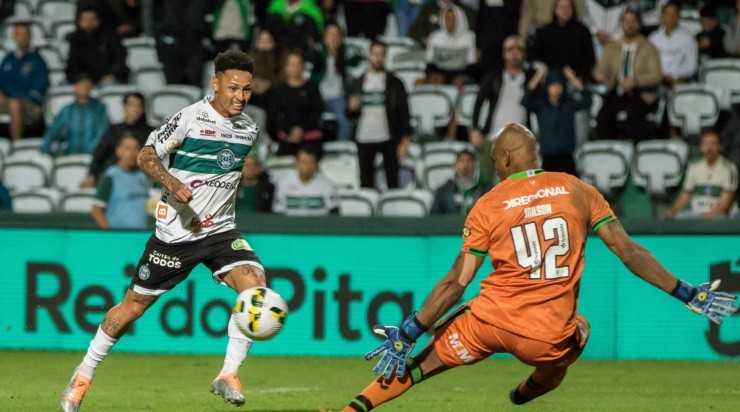 Foto: Robson Mafra/AGIF - Neílton não é mais jogador do Coritiba