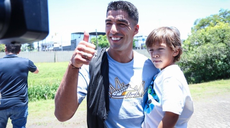 Foto: Lucas Uebel/Grêmio/Divulgação - Suárez: centroavante foi recebido em Porto Alegre na terça-feira Foto: Lucas Uebel/Grêmio/Divulgação - Suárez: centroavante foi recebido em Porto Alegre na terça-feira