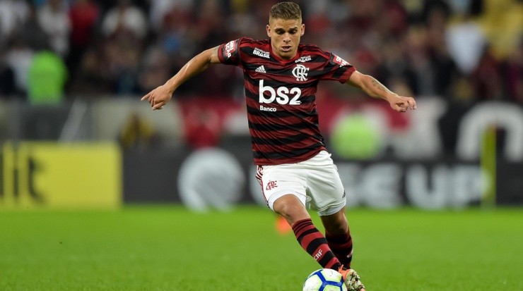 Foto: Thiago Ribeiro/AGIF - Cuéllar: ex-volante do Flamengo é alvo do Inter para 2023