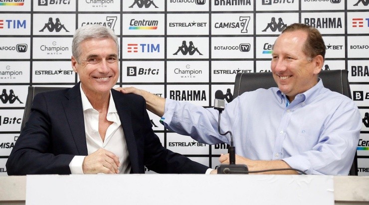 Foto: Vitor Silva/Botafogo/Divulgação - Luís Castro e Textor: investidor resistiu à pressão e manteve técnico no Clube