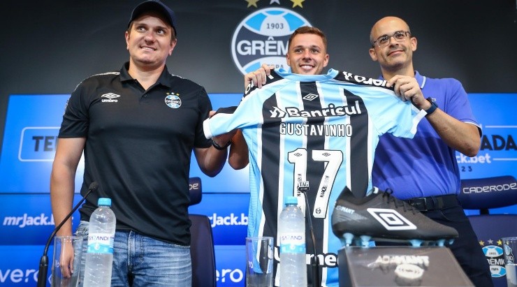 Foto: Lucas Uebel/Grêmio/Divulgação - O meia-atacante será o número 17 do Grêmio em 2023