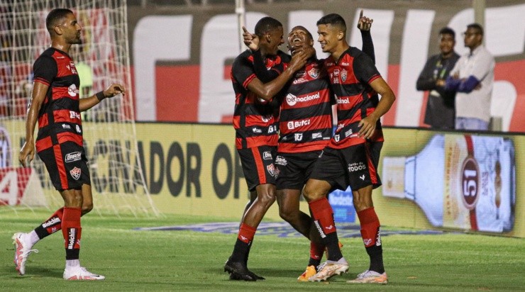 Foto: Renan Oliveira/AGIF - Rodrigo Andrade comemorando primeiro gol do jogo.