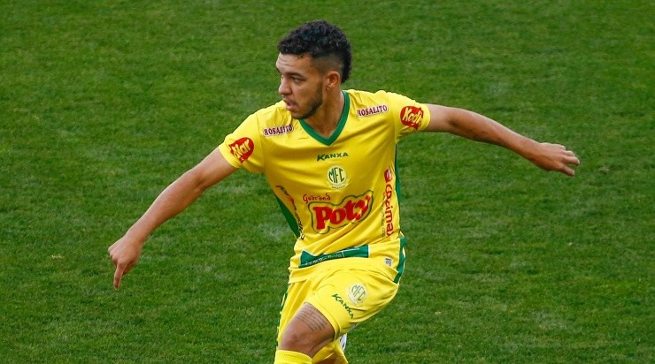 Foto: Marcello Zambrana/AGIF - Moraes atuando pelo Mirassol, em 2020.