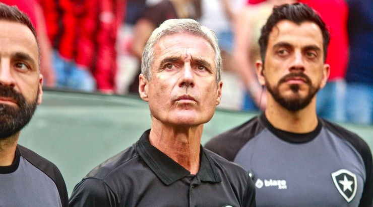 Foto: Gabriel Machado/AGIF - Luis Castro seguirá no comando técnico em 2023.