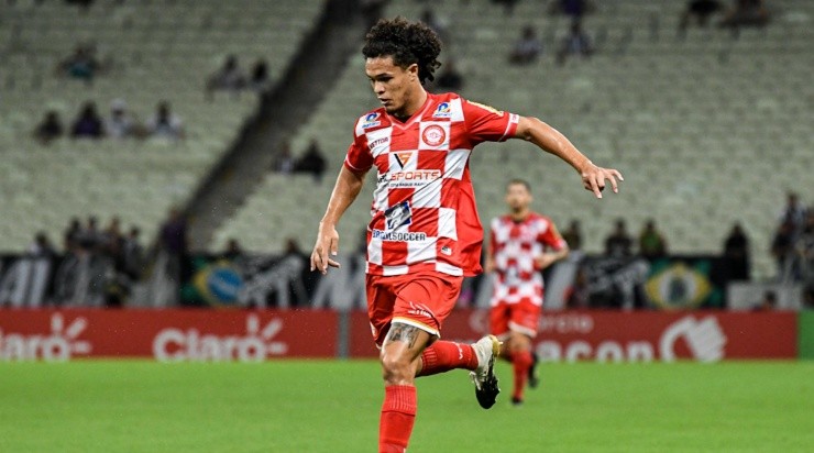 Foto: Kely Pereira/AGIF - Reginaldo em ação pelo Tombense na Copa do Brasil.