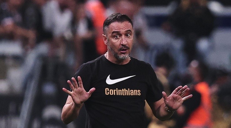 Foto: Ettore Chiereguini/AGIF - Vítor Pereira foi detonado por Mano.