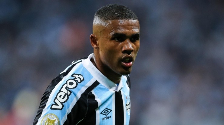 Foto: Pedro H. Tesch/AGIF - Douglas Costa se distanciou de retornar ao Grêmio.