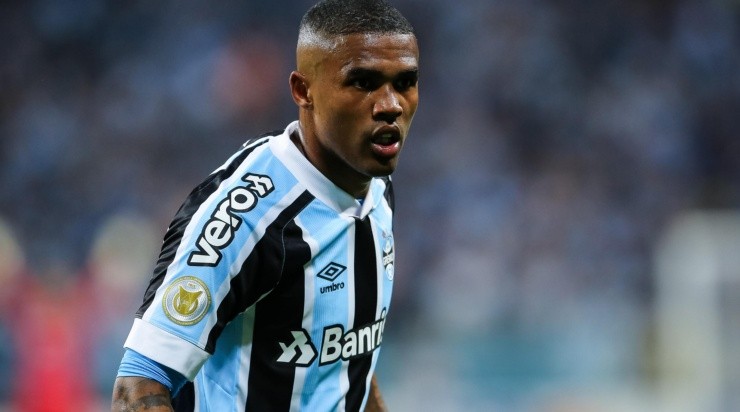 Foto: Pedro H. Tesch/AGIF - Douglas Costa: meia-atacante retornará em breve aos EUA Foto: Pedro H. Tesch/AGIF - Douglas Costa: meia-atacante retornará em breve aos EUA