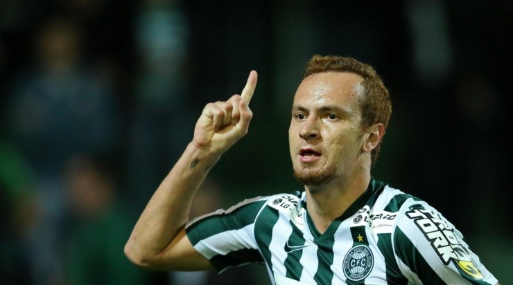 Foto: Heuler Andrey/AGIF - Zé Love defendeu o Coxa em 2014.