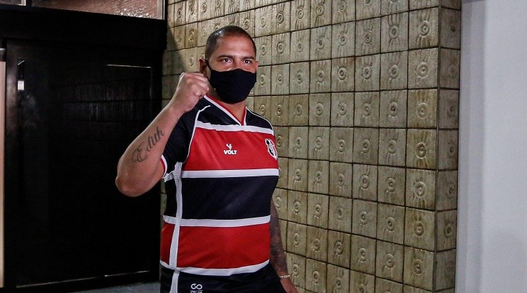 Foto: Paulo Paiva/AGIF - Recentemente, Walter defendeu o Santa Cruz.