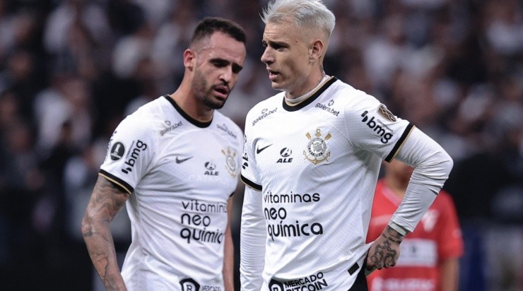 Foto: Ettore Chiereguini/AGIF - Renato Augusto e Róger Guedes: dupla pode voltar no próximo jogo