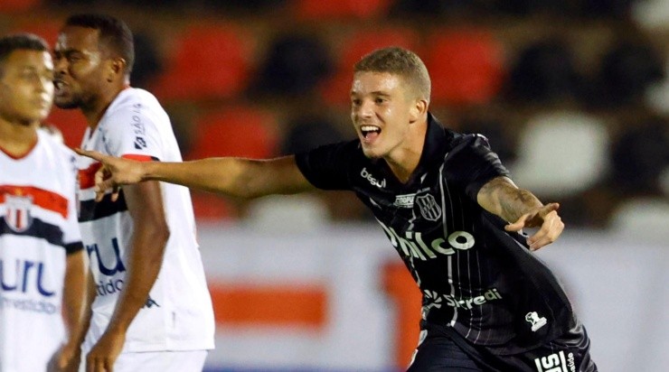 Thiago Calil/AGIF - Léo Naldi pela Ponte. 