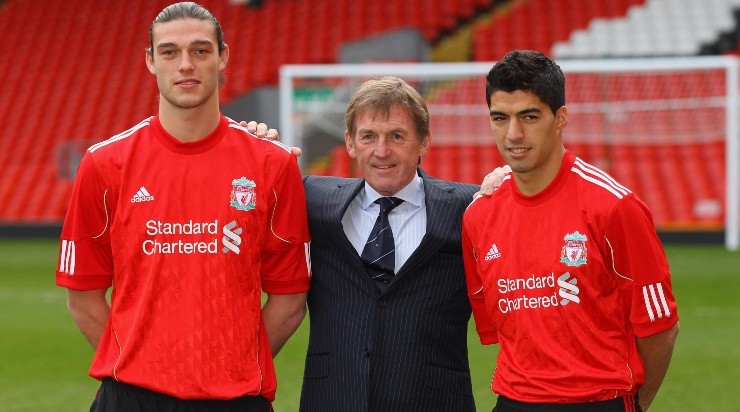 Foto: Alex Livesey/Getty Images - Suárez foi apresentado ao lado de Andy Carroll no Liverpool , em 2011. 