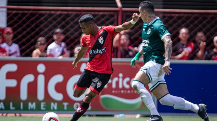 Foto: Heber Gomes/AGIF - Airton em ação no clássico contra o Goiás.