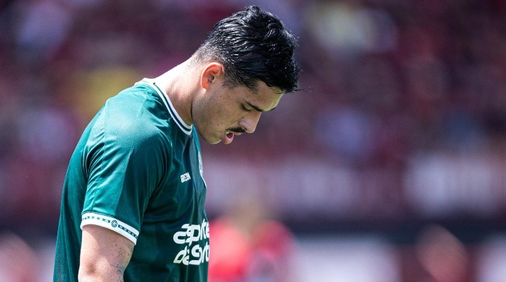 Foto: Heber Gomes/AGIF - Lucas Halter lamentando a derrota no clássico.