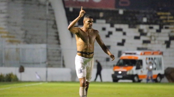 Foto: Karen Fontes/PontePress - Jeh comemorando gol na rodada passada.