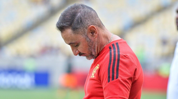 Foto: Thiago Ribeiro/AGIF - Vítor fazendo anotações durante a partida.