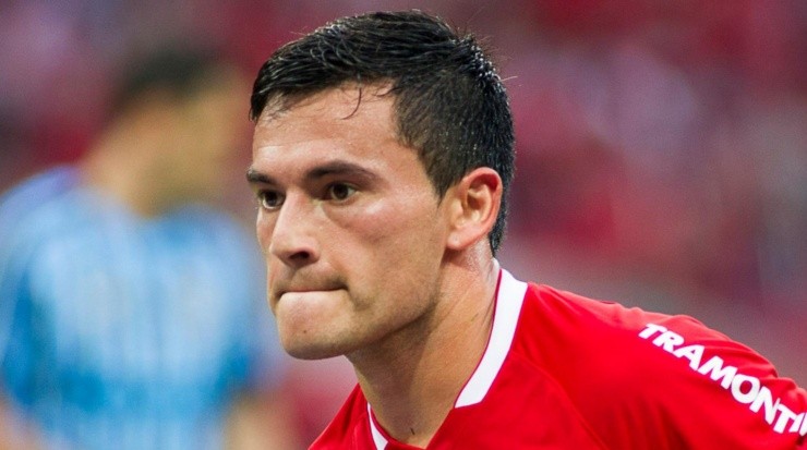 Foto: Ramiro Furquim/AGIF - Aránguiz tem experiência dentro e fora do Brasil.