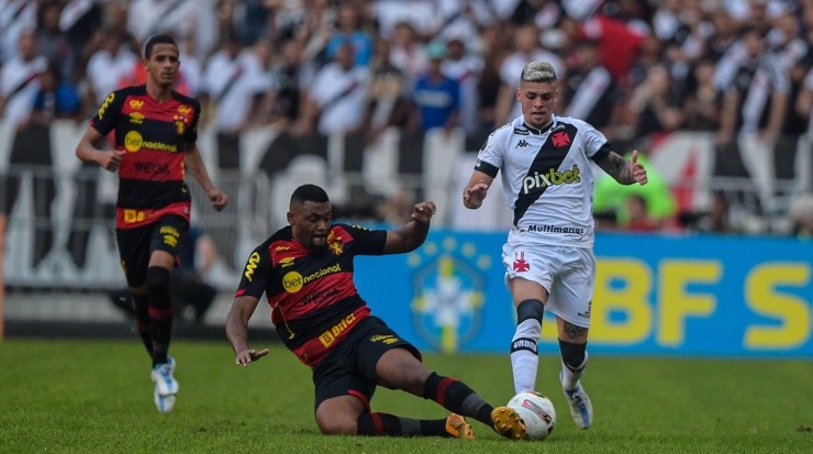 Thiago Ribeiro/AGIF – Sabino em lance com Gabriel Pec do Vasco na Série B ano passado