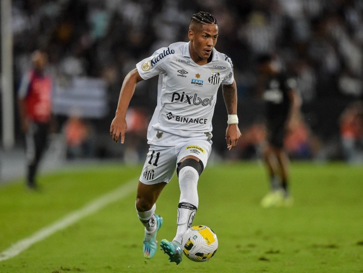 Heber Gomes/AGIF – Ângelo atuando pelo Santos no Brasilerão em 2022